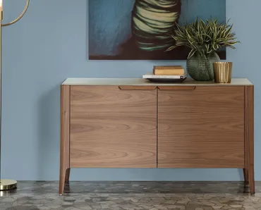 Madia con due ante in noce canaletto e top in cristallo retroverniciato Atlante 05 di Porada