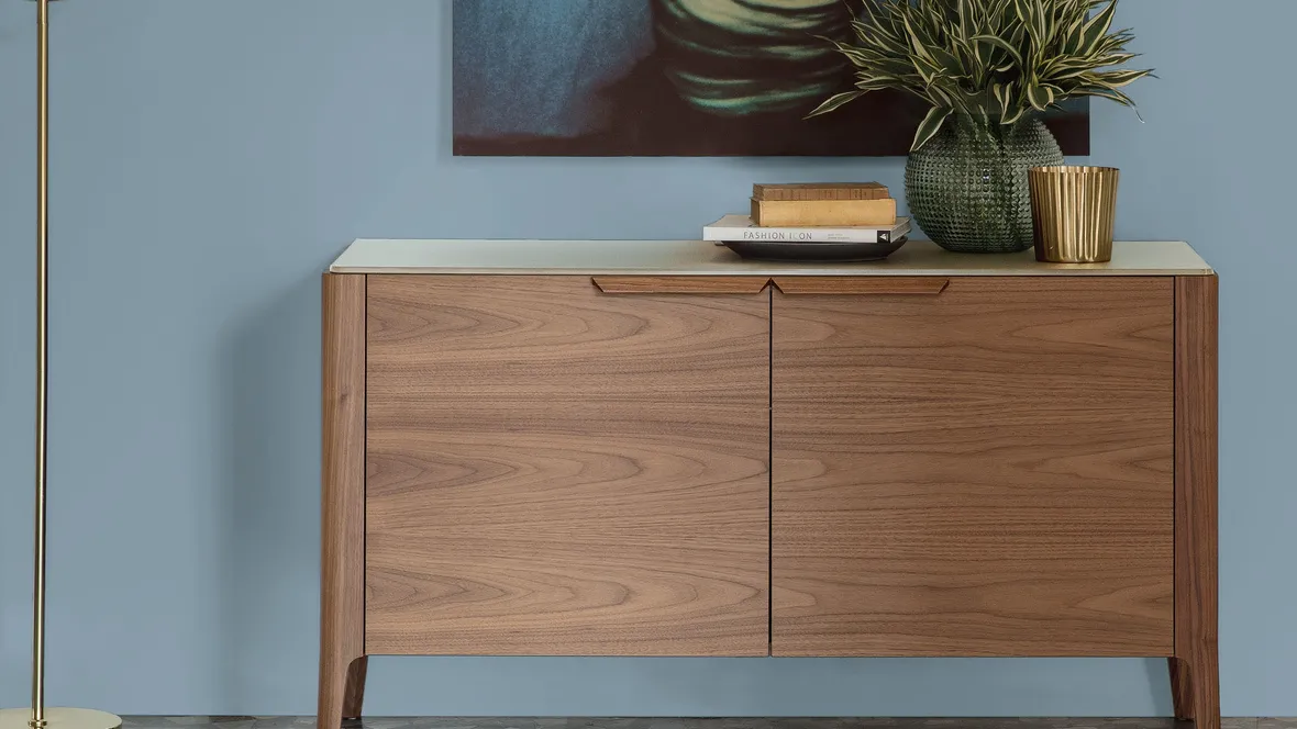 Madia con due ante in noce canaletto e top in cristallo retroverniciato Atlante 05 di Porada