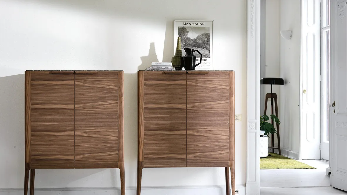 Madia in noce canaletto con ante battenti Atlante di Porada