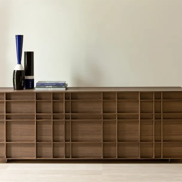 Madia di design con motivo decorativo interamente realizzato in massello di noce canaletta e base in metallo Kilt di Porada