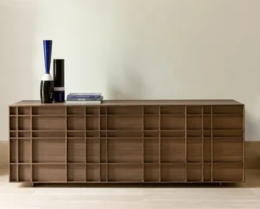 Madia di design con motivo decorativo interamente realizzato in massello di noce canaletta e base in metallo Kilt di Porada