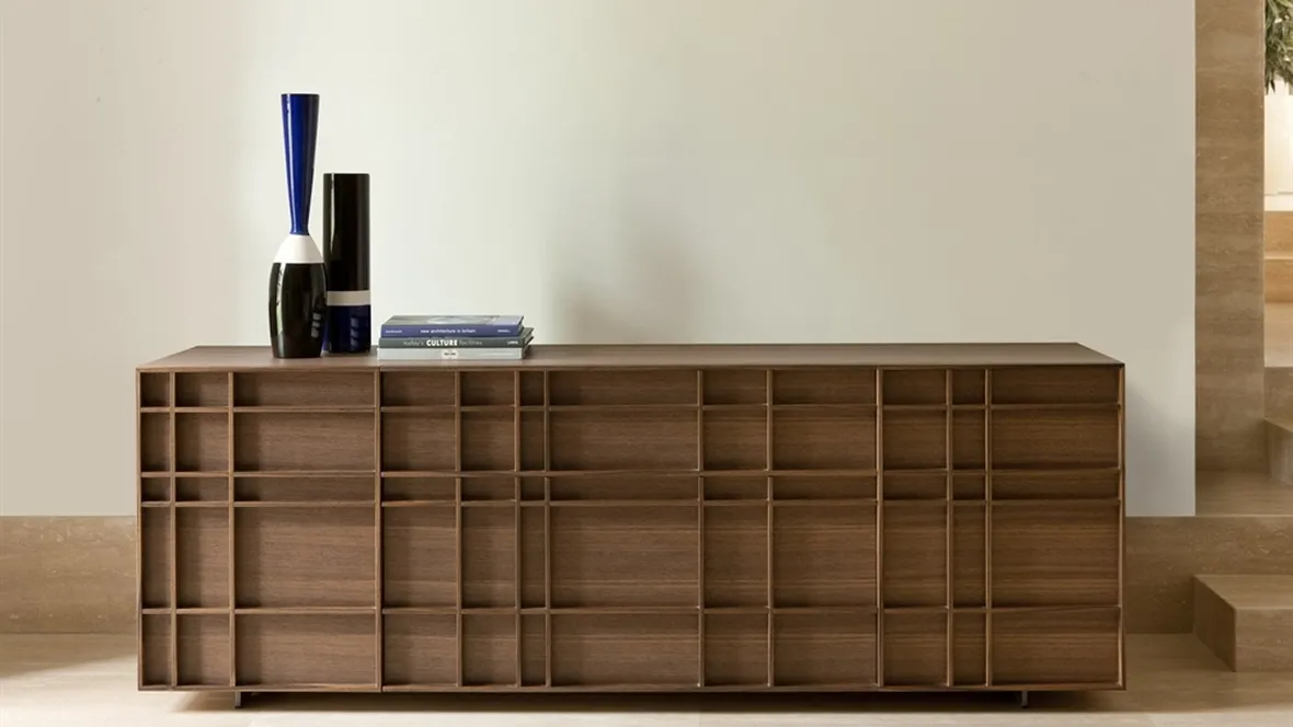 Madia di design con motivo decorativo interamente realizzato in massello di noce canaletta e base in metallo Kilt di Porada