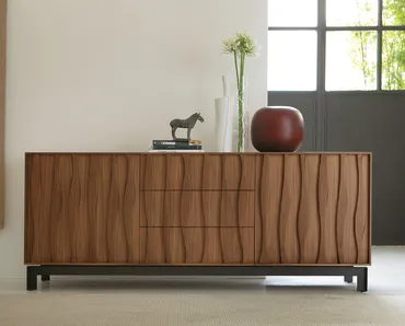 Credenza in legno massello con decorazione frontale e base in metallo Masai di Porada