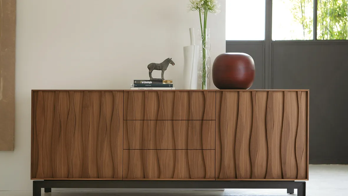 Credenza in legno massello con decorazione frontale e base in metallo Masai di Porada