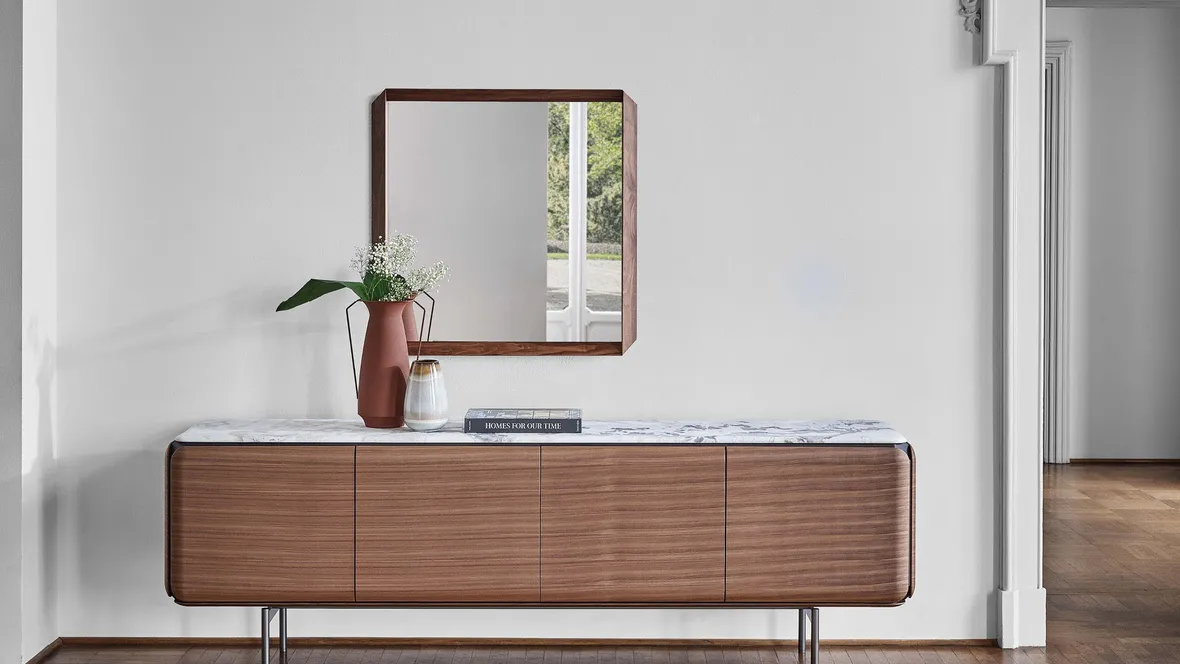 Madia a 4 ante in legno con base in metallo Pebble di Porada