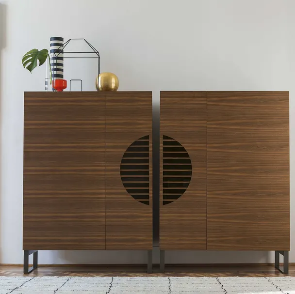 Madia bar a due ante in noce canaletto con piedi in metallo Polifemo di Porada