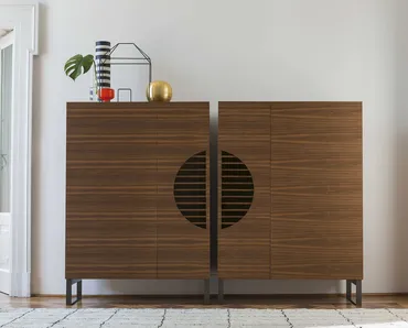 Madia bar a due ante in noce canaletto con piedi in metallo Polifemo di Porada