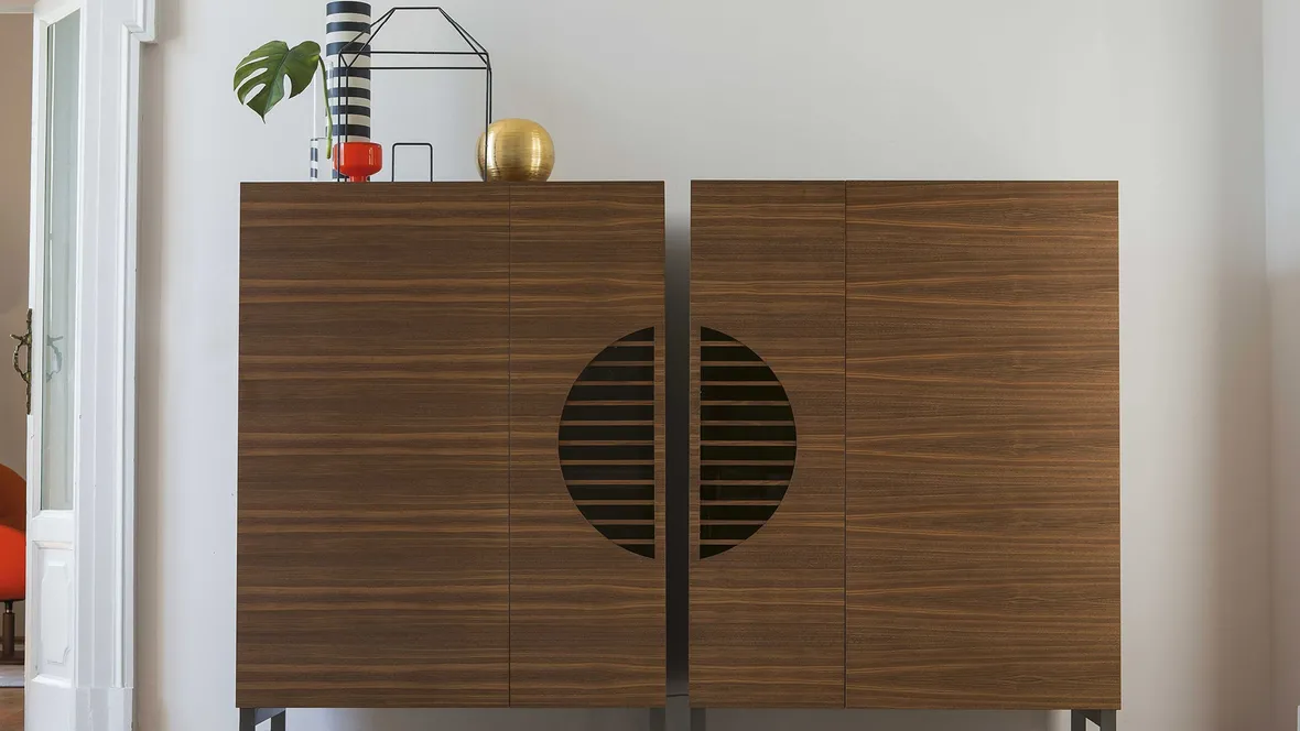 Madia bar a due ante in noce canaletto con piedi in metallo Polifemo di Porada