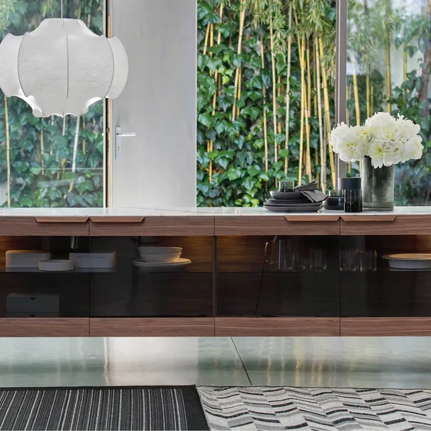 Madia Atlante 04 in noce canaletto e vetro di Porada