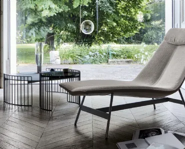 Chaise Longue Alpilles in tessuto imbottito con struttura in metallo di Bonaldo