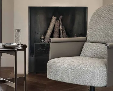 Poltroncina in tessuto con braccioli in cuoio Beyl di Ditre Italia