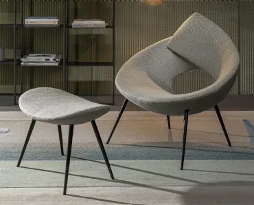 Poltroncina di design in tessuto con gambe in metallo Lock di Bonaldo
