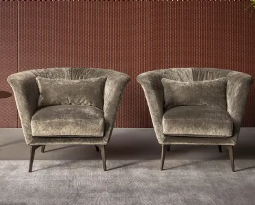 Poltroncina Lovy in velluto con piedi in metallo di Bonaldo