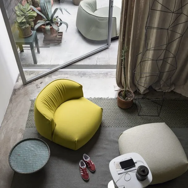 Poltrona imbottita in tessuto dall'aspetto morbido e accogliente Brioni di Kristalia