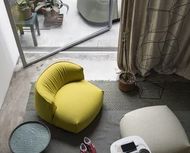 Poltrona imbottita in tessuto dall'aspetto morbido e accogliente Brioni di Kristalia