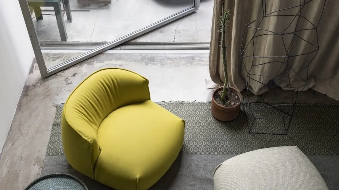 Poltrona imbottita in tessuto dall'aspetto morbido e accogliente Brioni di Kristalia