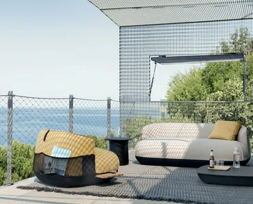 Poltrona soffice e confortevole caratterizzata da una fascia scura sulla parte più bassa che evita il contatto diretto fra il terreno e il rivestimento realizzato in tessuto antimacchia, traspirante, resistente ai raggi U.V. e idrorepellente Brioni Outdoo