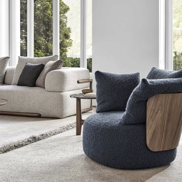 Poltrona Calin in tessuto imbottito e legno di Porada