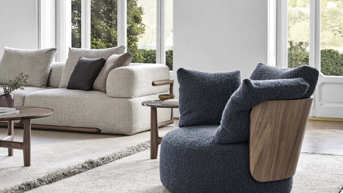 Poltrona Calin in tessuto imbottito e legno di Porada