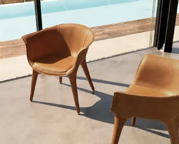 Poltroncina Doralee completamente rivestita in cuoio di Desirèe