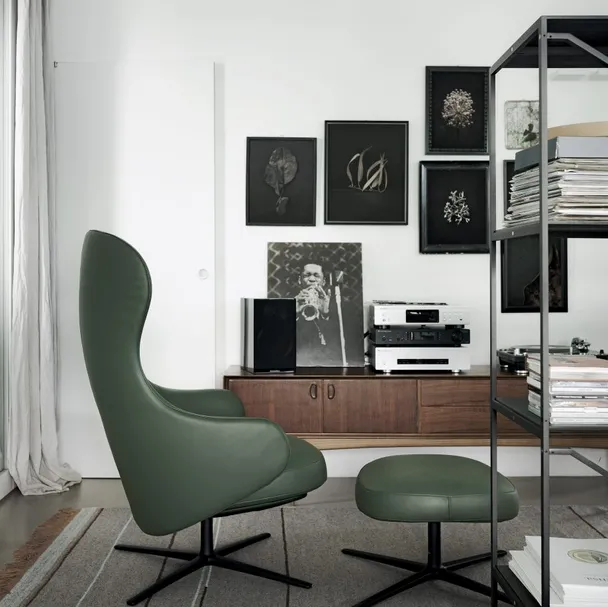 Poltrona in pelle morbida e confortevole con schienale alto e pouf appoggiapiedi Dua Relax Lounge di Kristalia