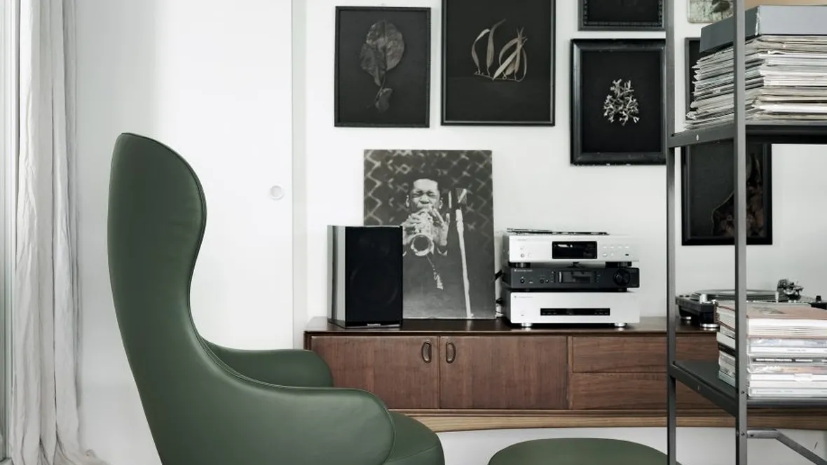 Poltrona in pelle morbida e confortevole con schienale alto e pouf appoggiapiedi Dua Relax Lounge di Kristalia