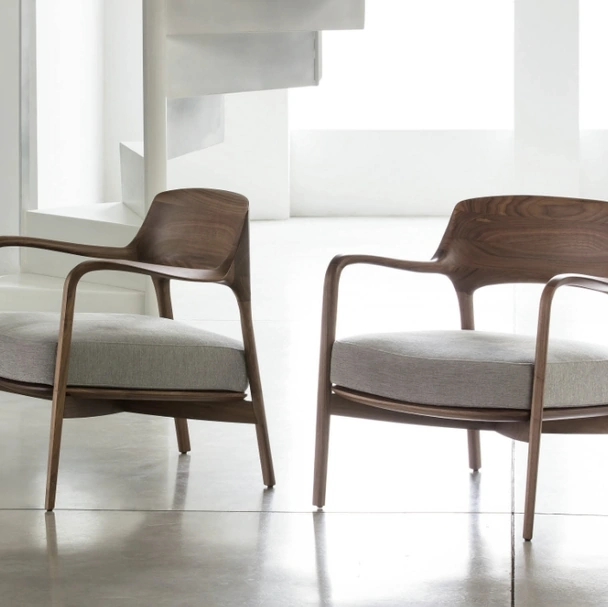 Poltrona Louis in legno con seduta imbottita di Porada