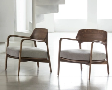 Poltrona Louis in legno con seduta imbottita di Porada