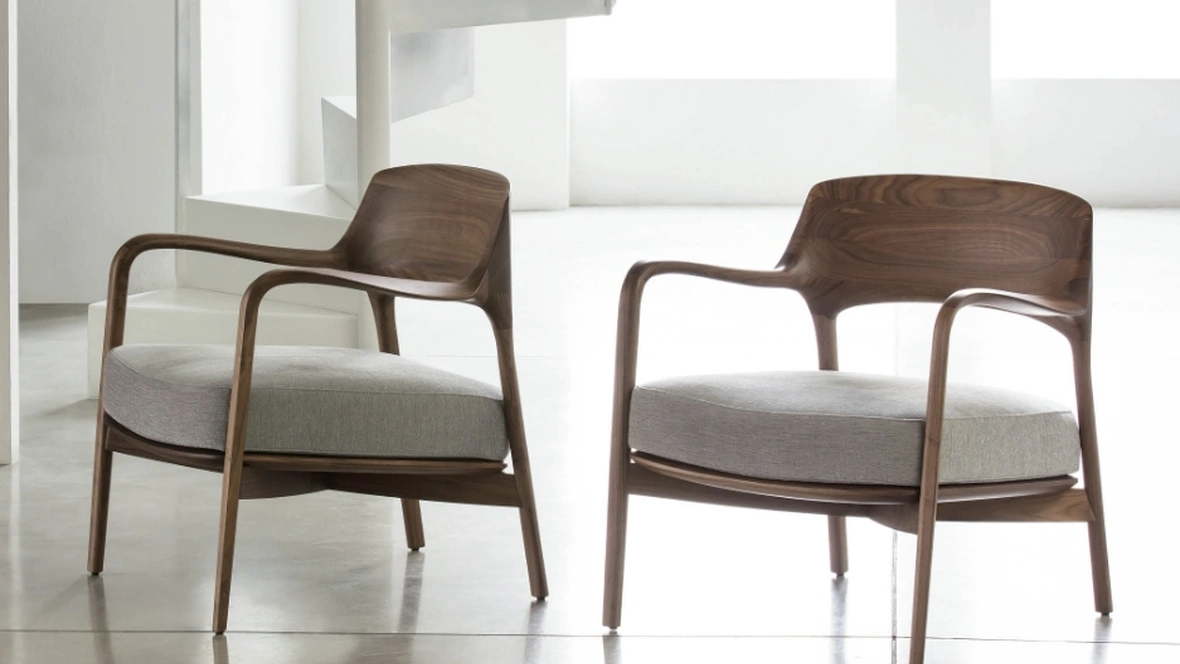 Poltrona Louis in legno con seduta imbottita di Porada