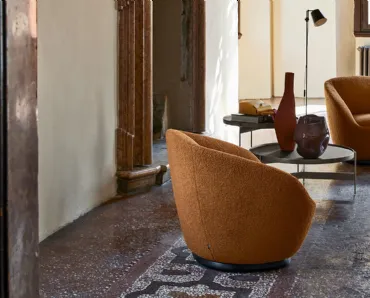 Poltroncina Naan avvolgente dai profili morbidi in tessuto di Pianca