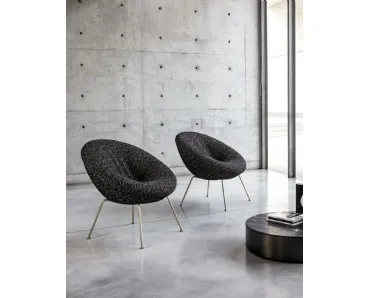 Poltroncina di design in tessuto imbottito con gambe in metallo finitura oro Nest Soft di Desirèe