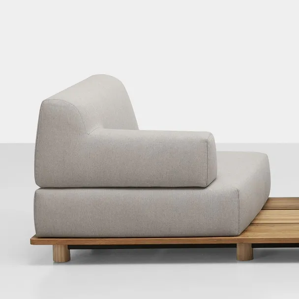 Poltrona in tessuto con pedana in legno Palco di Kristalia