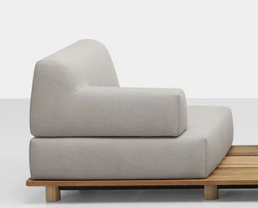 Poltrona in tessuto con pedana in legno Palco di Kristalia