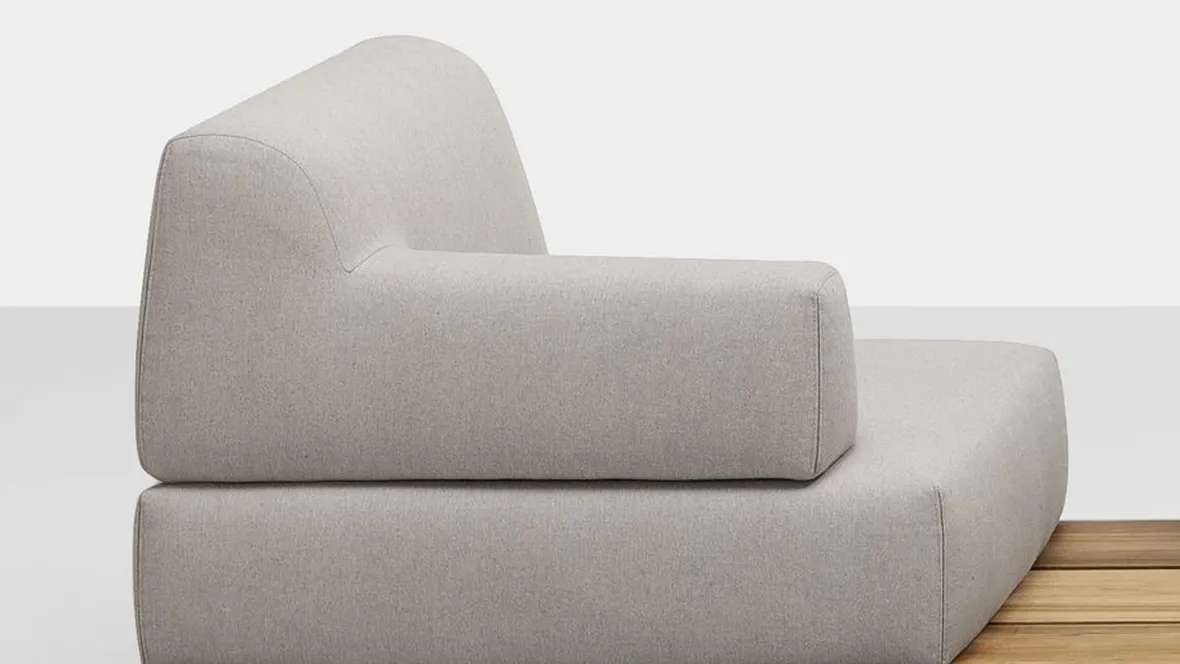 Poltrona in tessuto con pedana in legno Palco di Kristalia