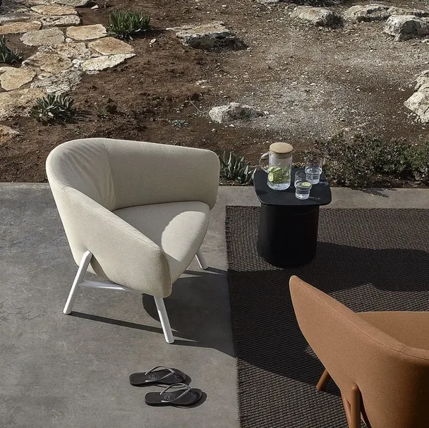 Poltroncina in tessuto dalla seduta curva e accogliente con struttura leggera in metallo verniciato Tuile di Kristalia