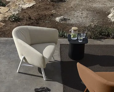 Poltroncina in tessuto dalla seduta curva e accogliente con struttura leggera in metallo verniciato Tuile di Kristalia