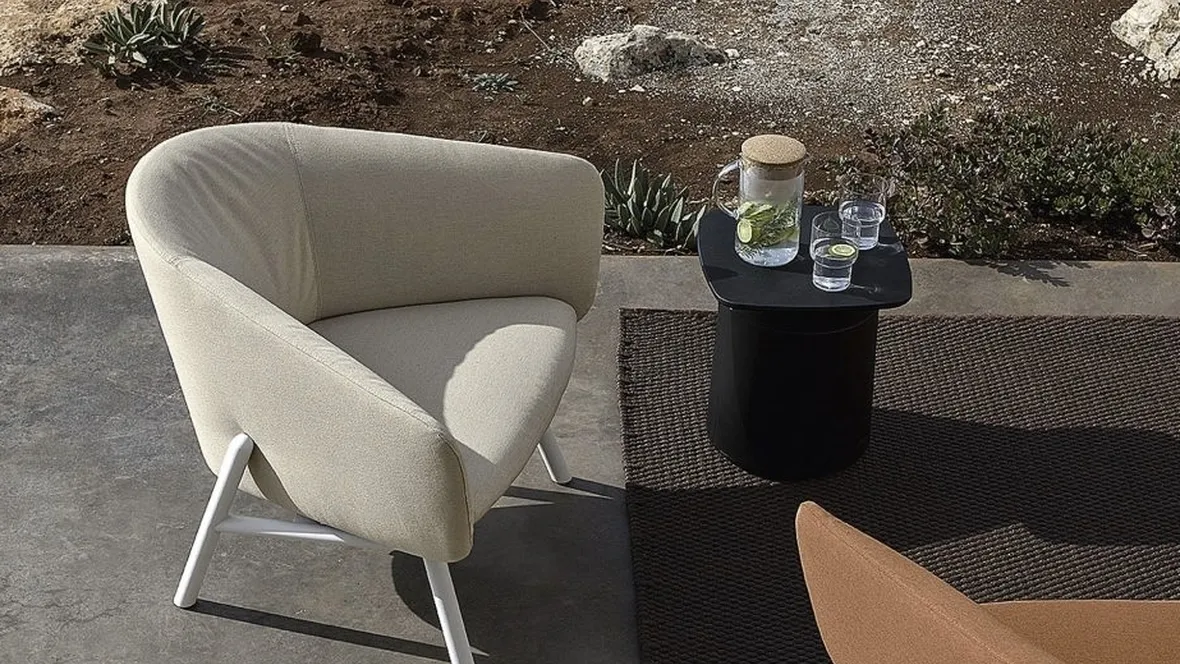 Poltroncina in tessuto dalla seduta curva e accogliente con struttura leggera in metallo verniciato Tuile di Kristalia