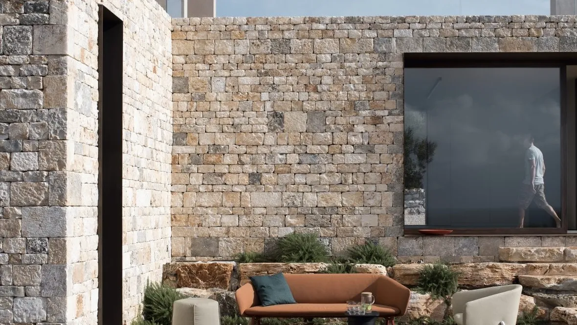 Poltroncina in tessuto dalla seduta curva e accogliente con struttura leggera in metallo verniciato Tuile di Kristalia