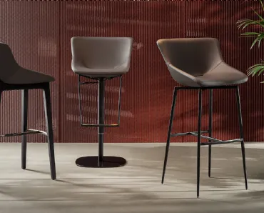 Sgabello Artika Too con scocca rivestita in pelle imbottita di Bonaldo