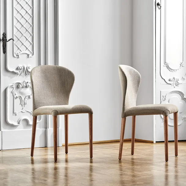 Sedia in legno massello rivestita in tessuto Astrid di Porada