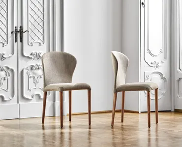 Sedia in legno massello rivestita in tessuto Astrid di Porada