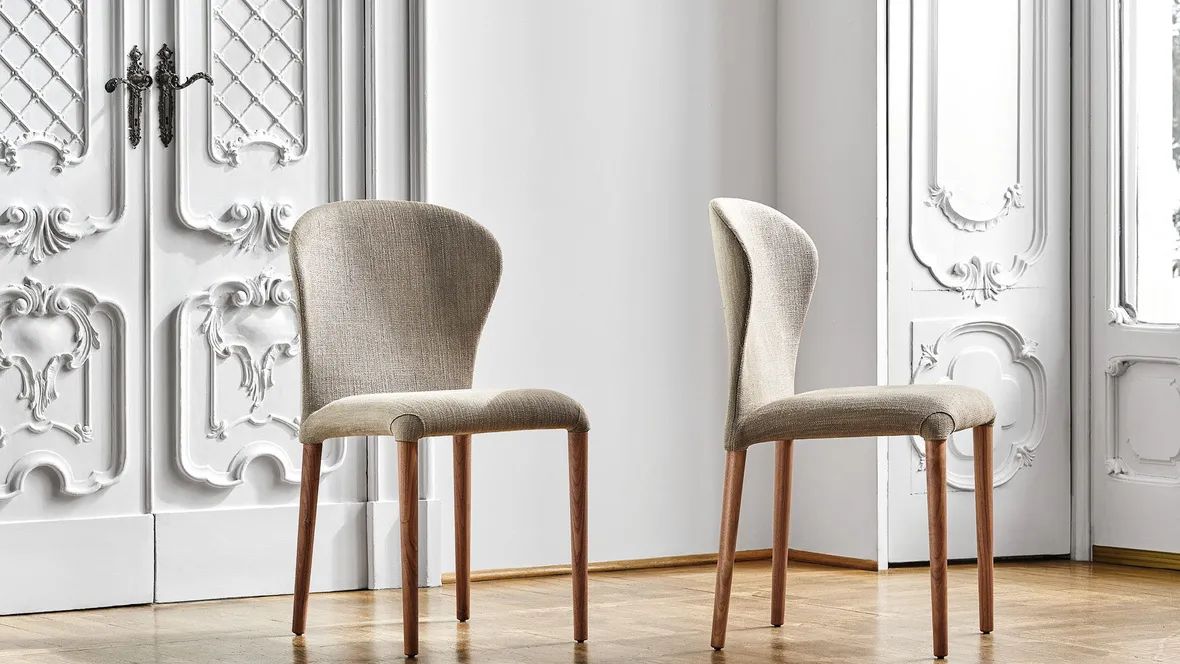 Sedia in legno massello rivestita in tessuto Astrid di Porada