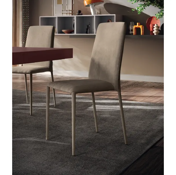 Sedia Cloe rivestita in tessuto Nabuk di Scavolini