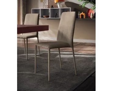 Sedia Cloe rivestita in tessuto Nabuk di Scavolini