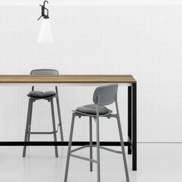 Sgabello Colander OUT in polipropilene di Kristalia