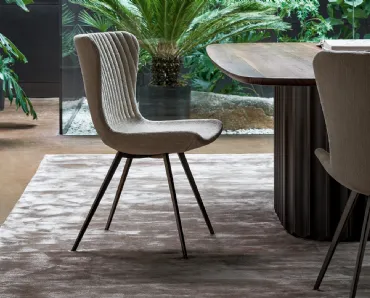 Sedia Colibrì Chair rivestita in tessuto trapuntato con gambe in metallo di Bonaldo