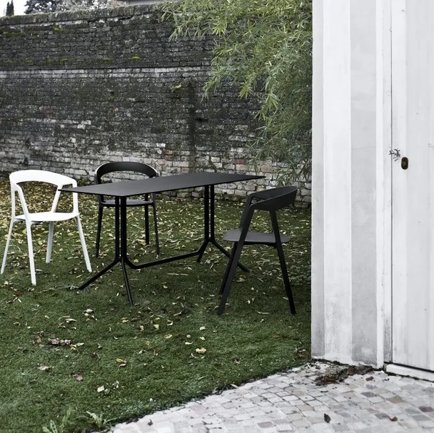 Sedia impilabile Compas di Kristalia