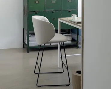 Sgabello Dua in tessuto di Kristalia