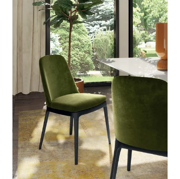 Sedia Egg in tessuto e massello di frassino di Scavolini