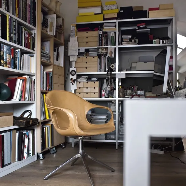 Sedia Elephant con seduta in cuoio e base girevole in metallo di Kristalia